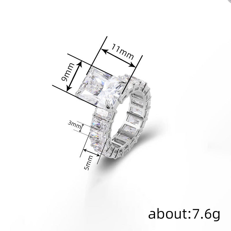 Klassinen Sormus ajattomalla viehätyksellä