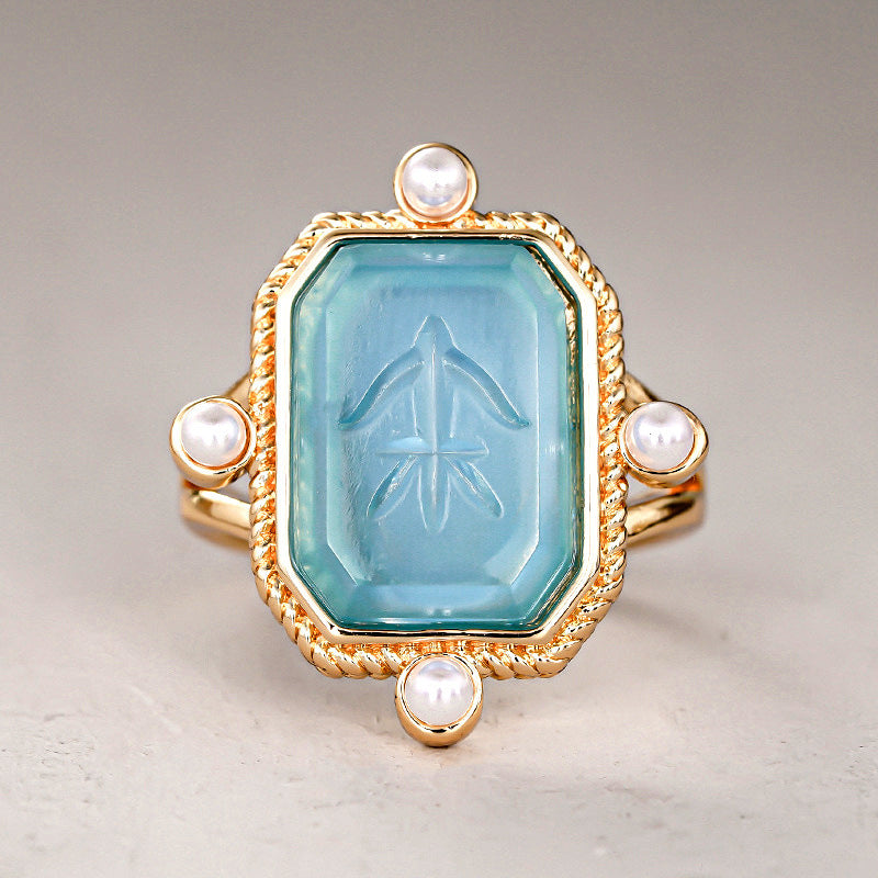 Klassinen Sormus ajattomalla viehätyksellä