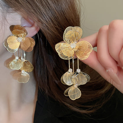 Kaunis Korvarengas ainutlaatuisella tyylillä