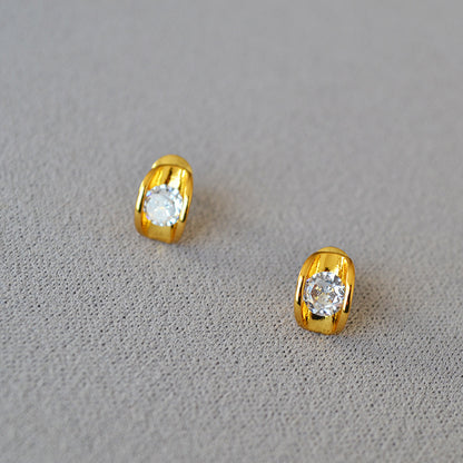 Kaunis Hopea Korvarengas ainutlaatuisella tyylillä