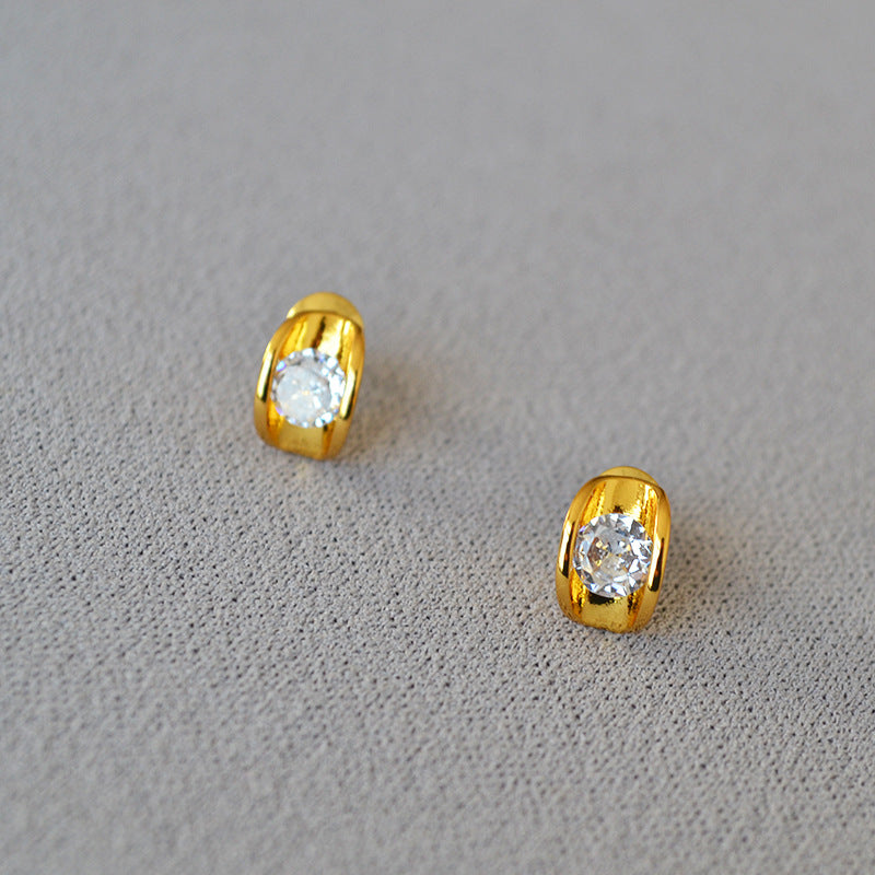 Kaunis Hopea Korvarengas ainutlaatuisella tyylillä