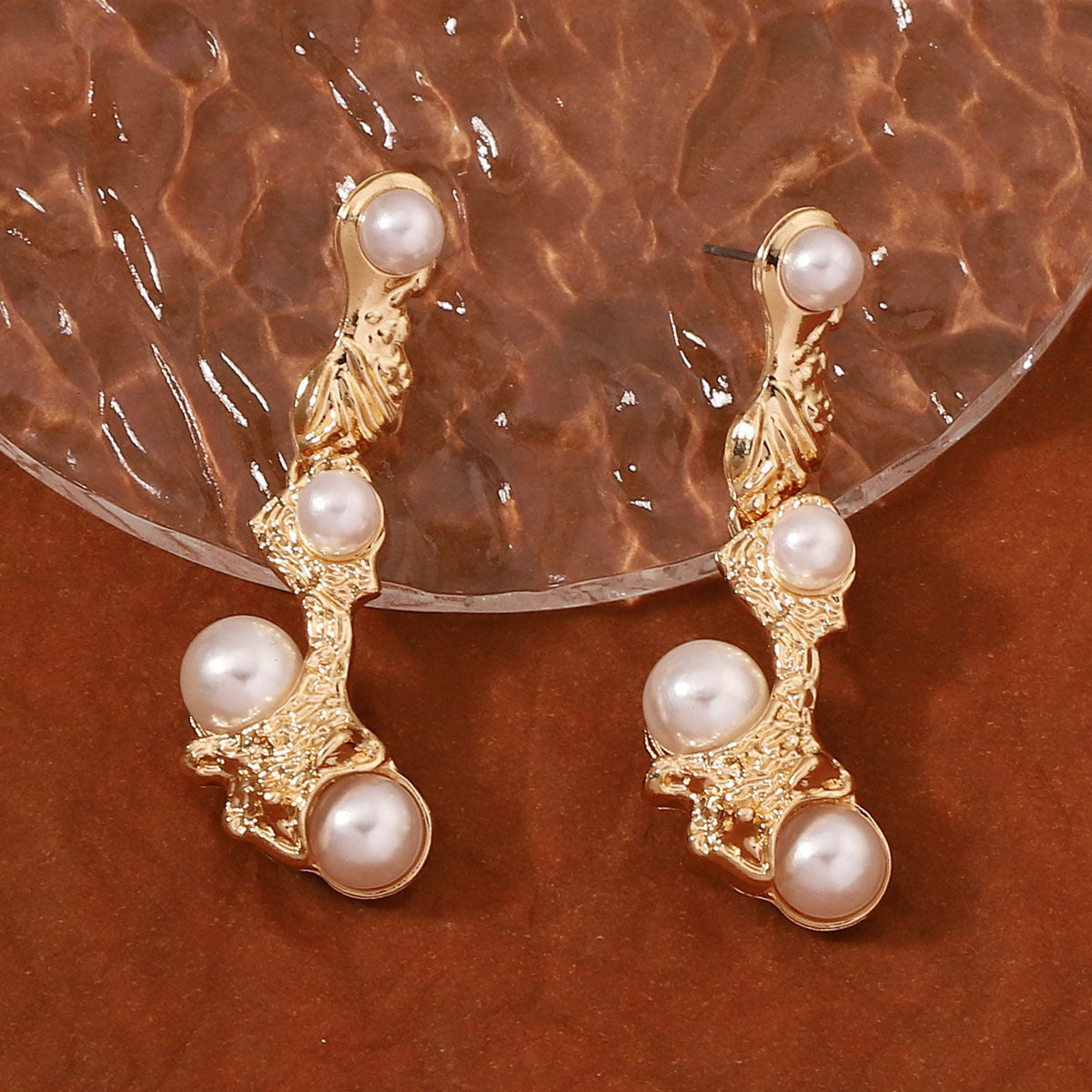 Kaunis Helmi Korvarengas ainutlaatuisella tyylillä