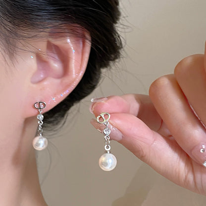 Kaunis Helmi Korvarengas ainutlaatuisella tyylillä