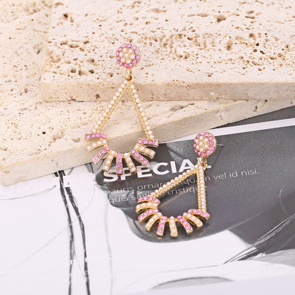 Klassinen Helmi Korvarengas ajattomalla viehätyksellä