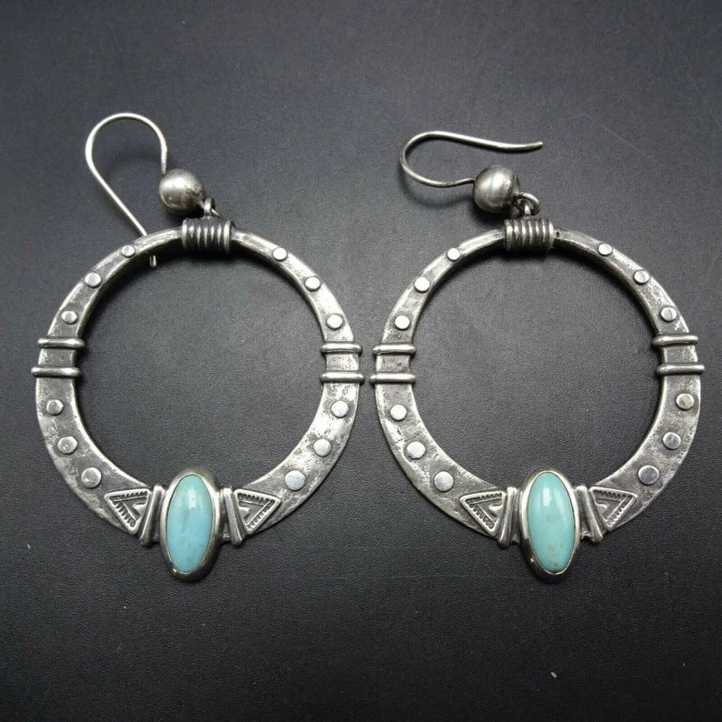 Kaunis Hopea Korvarengas ainutlaatuisella tyylillä