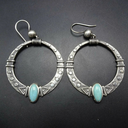 Kaunis Hopea Korvarengas ainutlaatuisella tyylillä