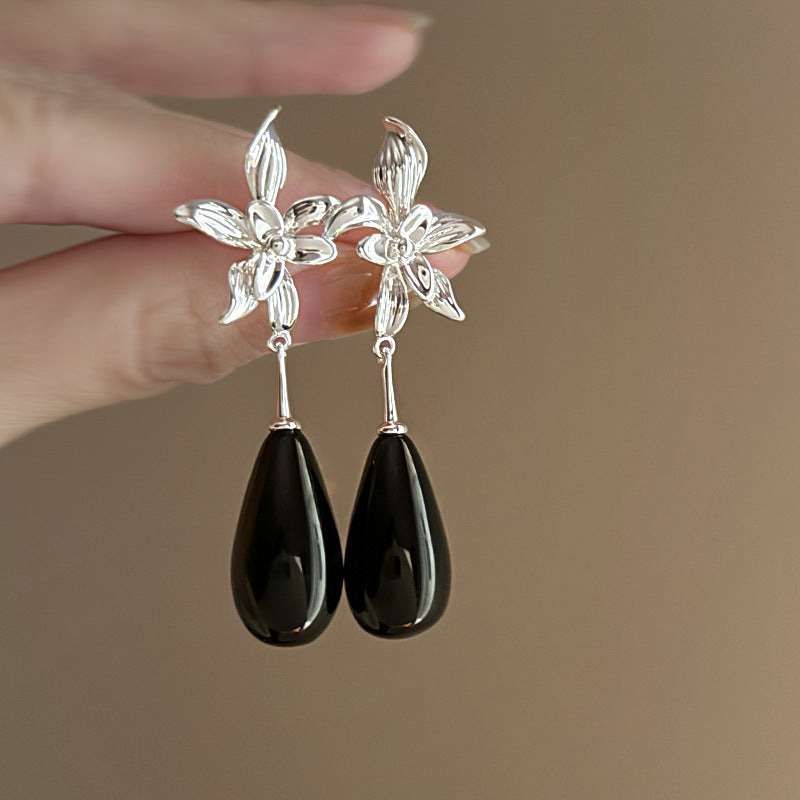 Kaunis Korvarengas ainutlaatuisella tyylillä