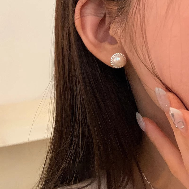 Kaunis Helmi Korvarengas ainutlaatuisella tyylillä