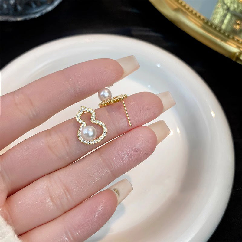 Klassinen Helmi Korvarengas ajattomalla viehätyksellä