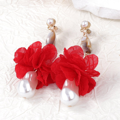 Kaunis Helmi Korvarengas ainutlaatuisella tyylillä