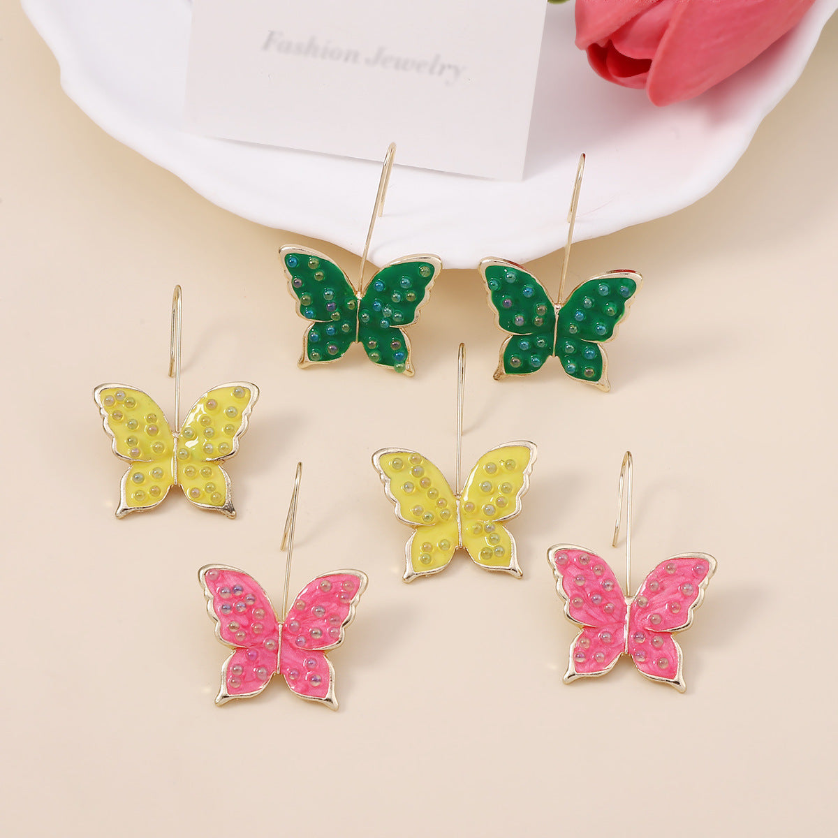 Kaunis Korvarengas ainutlaatuisella tyylillä