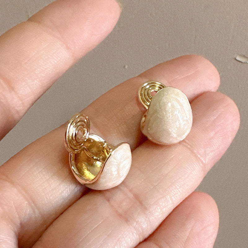 Kaunis Korvarengas ainutlaatuisella tyylillä