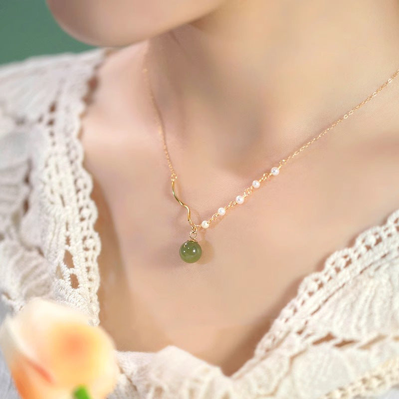 Klassinen Helmi Kaulakoru ajattomalla viehätyksellä