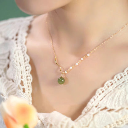 Klassinen Helmi Kaulakoru ajattomalla viehätyksellä