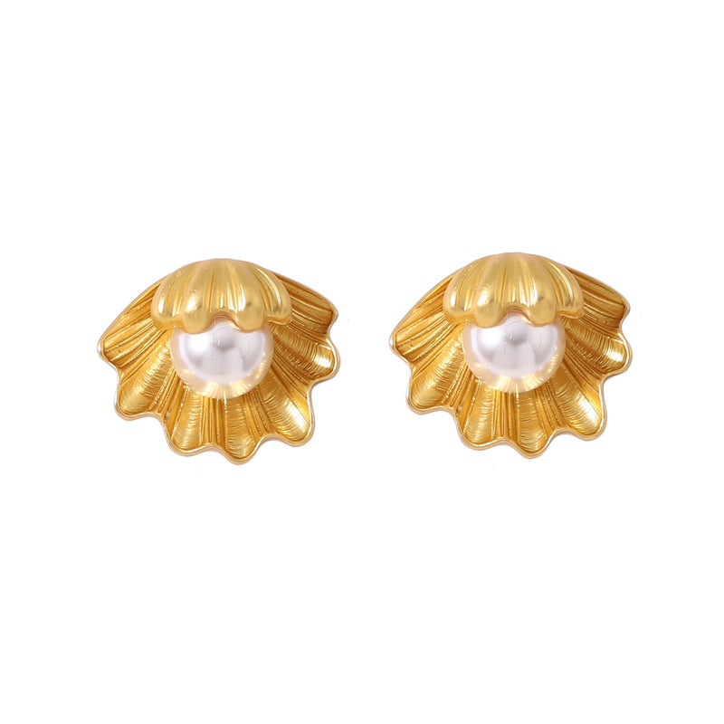 Kaunis Helmi Korvarengas ainutlaatuisella tyylillä