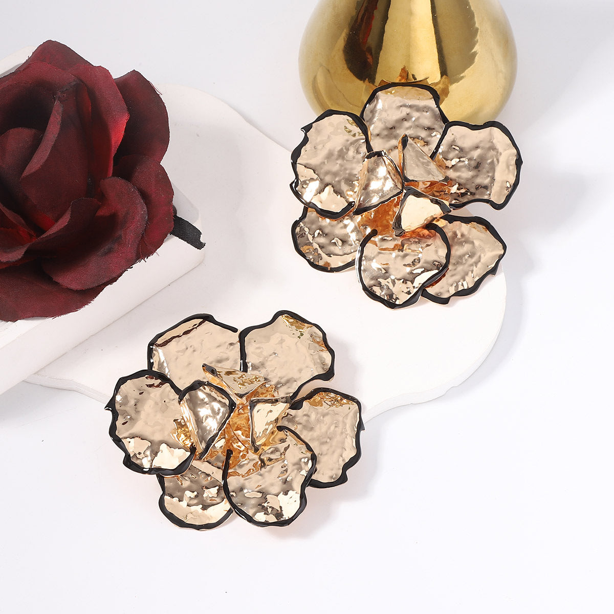 Kaunis Korvarengas ainutlaatuisella tyylillä