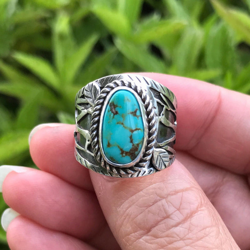 Klassinen Sormus ajattomalla viehätyksellä