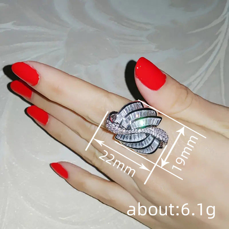 Klassinen Sormus ajattomalla viehätyksellä