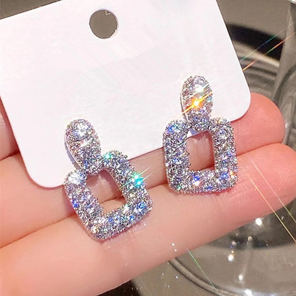 Kaunis Korvarengas ainutlaatuisella tyylillä