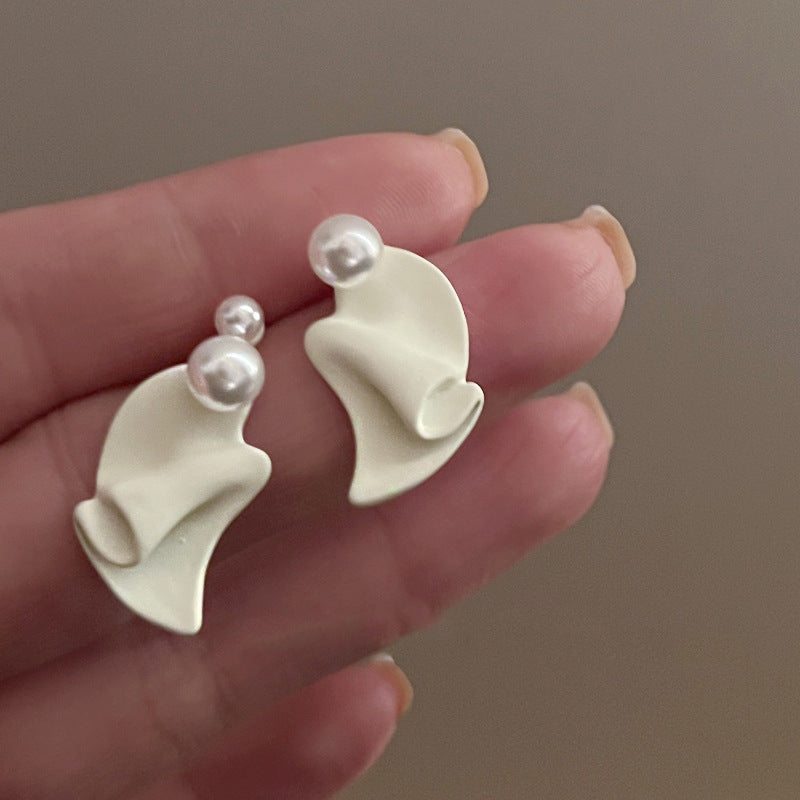 Kaunis Helmi Korvarengas ainutlaatuisella tyylillä