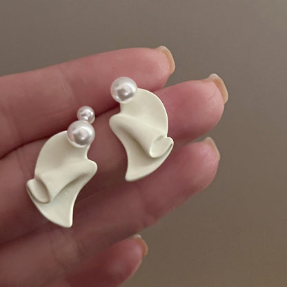 Kaunis Helmi Korvarengas ainutlaatuisella tyylillä