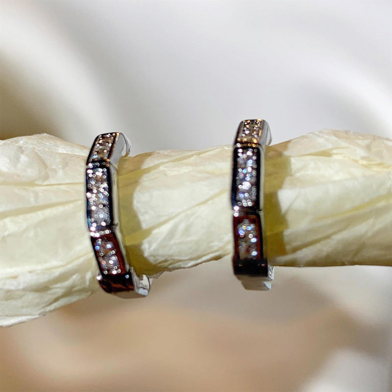 Kaunis Korvarengas ainutlaatuisella tyylillä