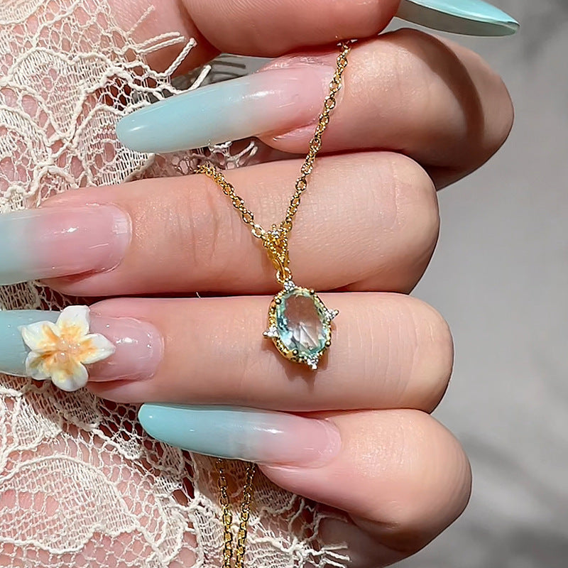 Klassinen Kaulakoru ajattomalla viehätyksellä