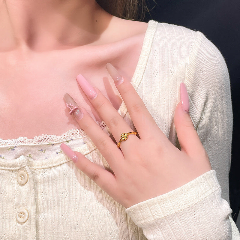 Romanttinen Kulta Sormus erityisiin hetkiin