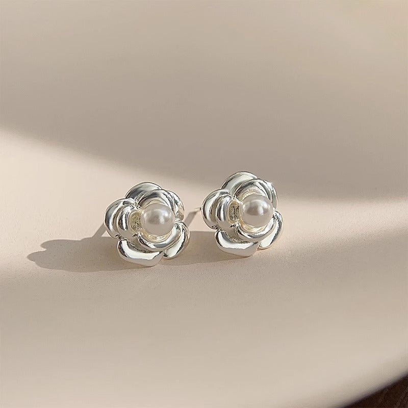 Kaunis Helmi Korvarengas ainutlaatuisella tyylillä