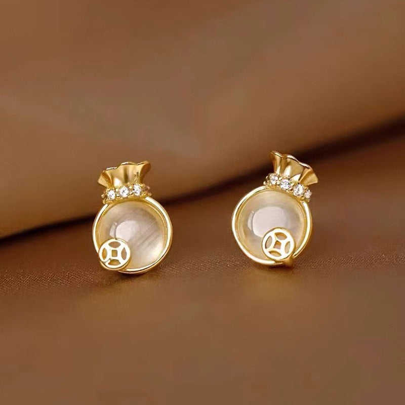 Kaunis Korvarengas ainutlaatuisella tyylillä