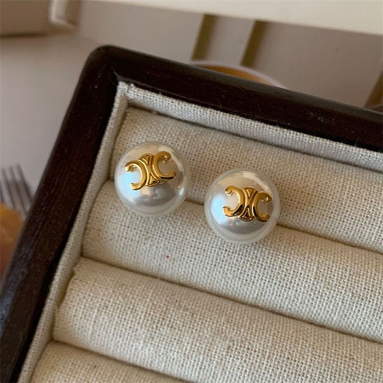 Kaunis Helmi Korvarengas ainutlaatuisella tyylillä