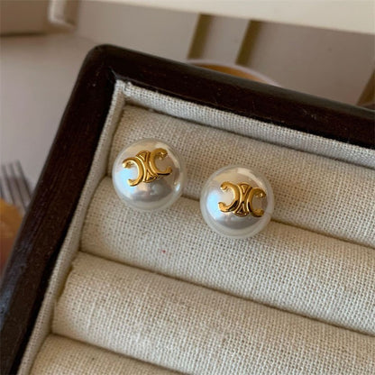 Kaunis Helmi Korvarengas ainutlaatuisella tyylillä