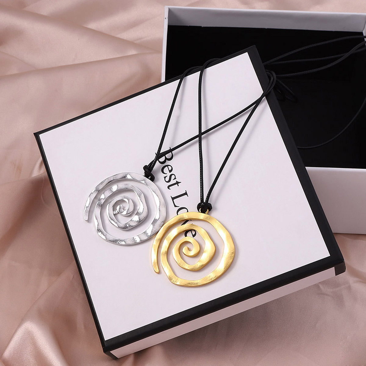 Klassinen Kaulakoru ajattomalla viehätyksellä