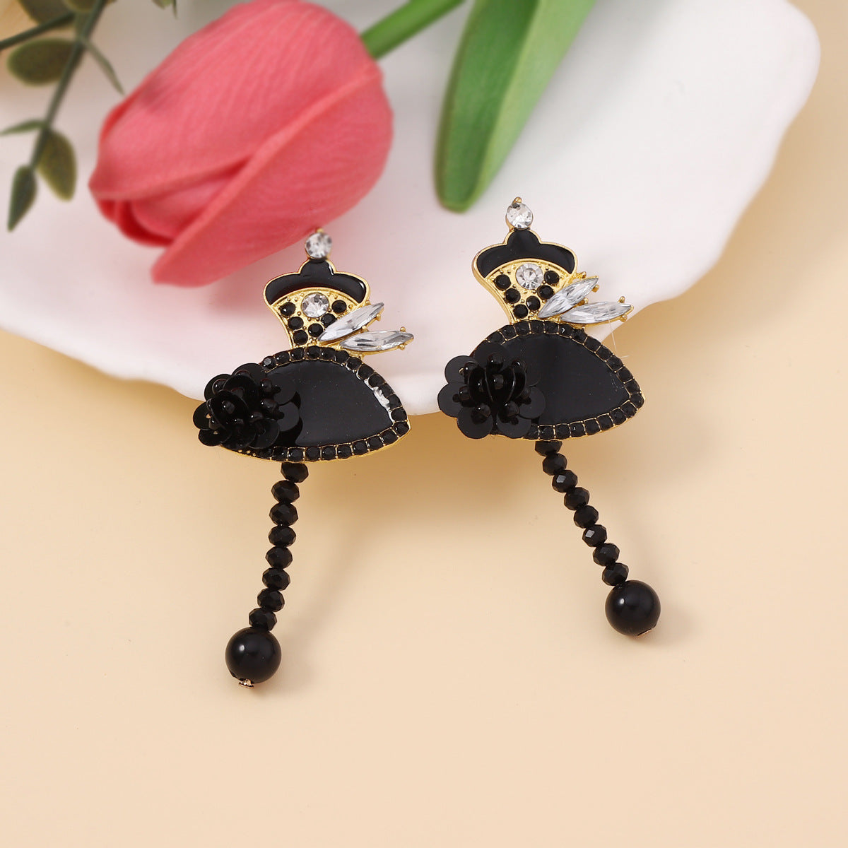 Klassinen Helmi Korvarengas ajattomalla viehätyksellä