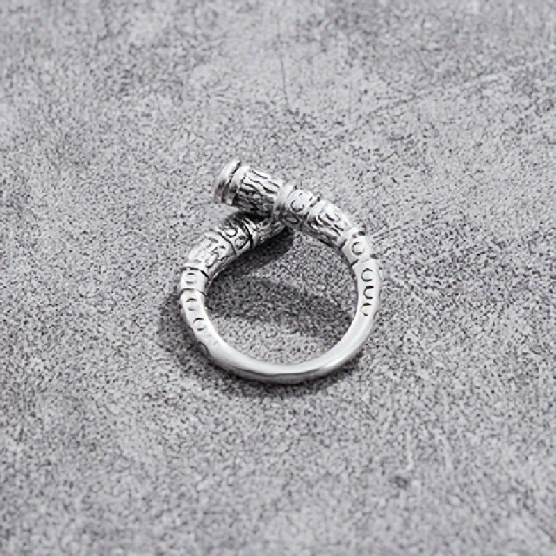 Klassinen Sormus ajattomalla viehätyksellä