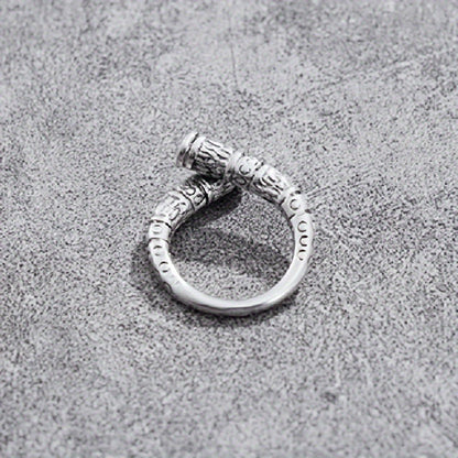 Klassinen Sormus ajattomalla viehätyksellä