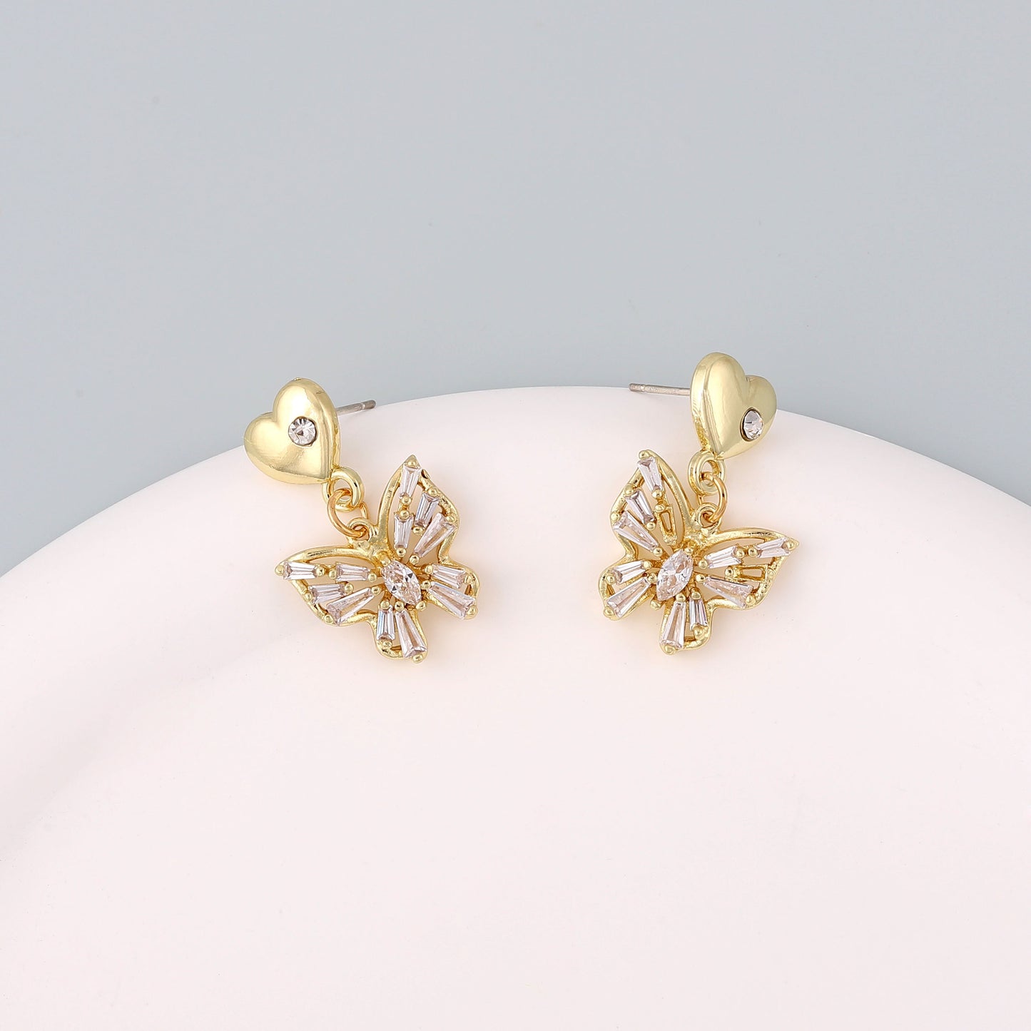 Klassinen Hopea Korvarengas ajattomalla viehätyksellä