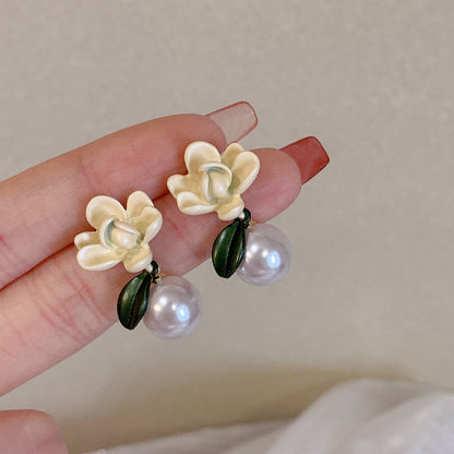 Kaunis Helmi Korvarengas ainutlaatuisella tyylillä