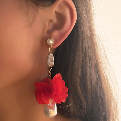 Kaunis Helmi Korvarengas ainutlaatuisella tyylillä