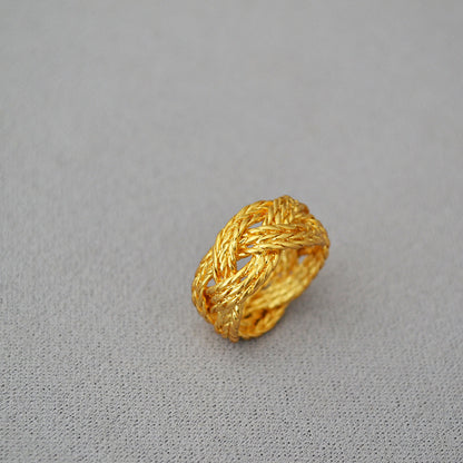 Romanttinen Kulta Sormus erityisiin hetkiin