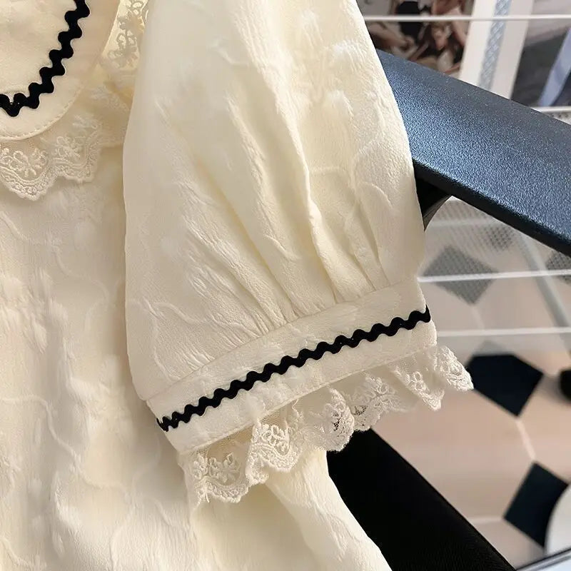 Well Tailored Blouse with a Graceful Silhouette