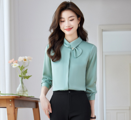 Beautifully Crafted Blouse in a Classic Style