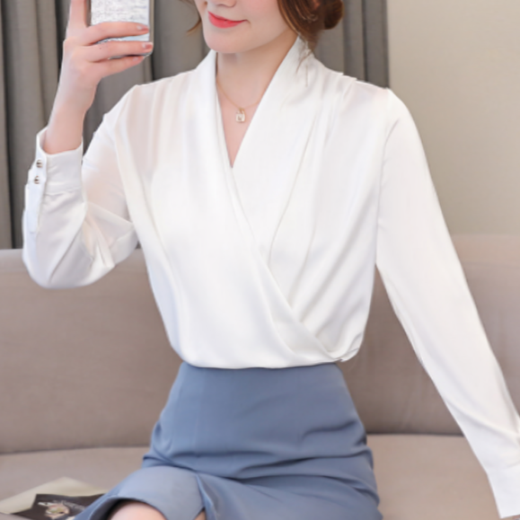 Well Tailored Blouse with a Graceful Silhouette