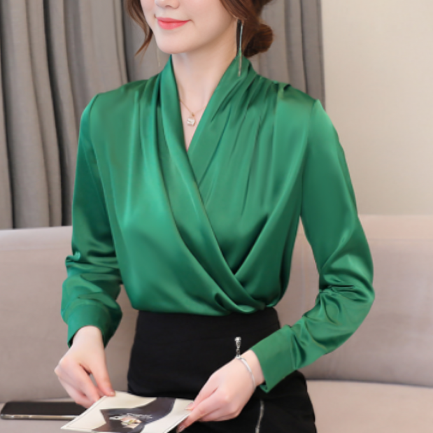 Well Tailored Blouse with a Graceful Silhouette