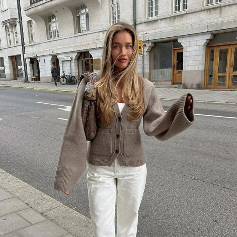 Well Tailored Cardigan with a Graceful Silhouette
