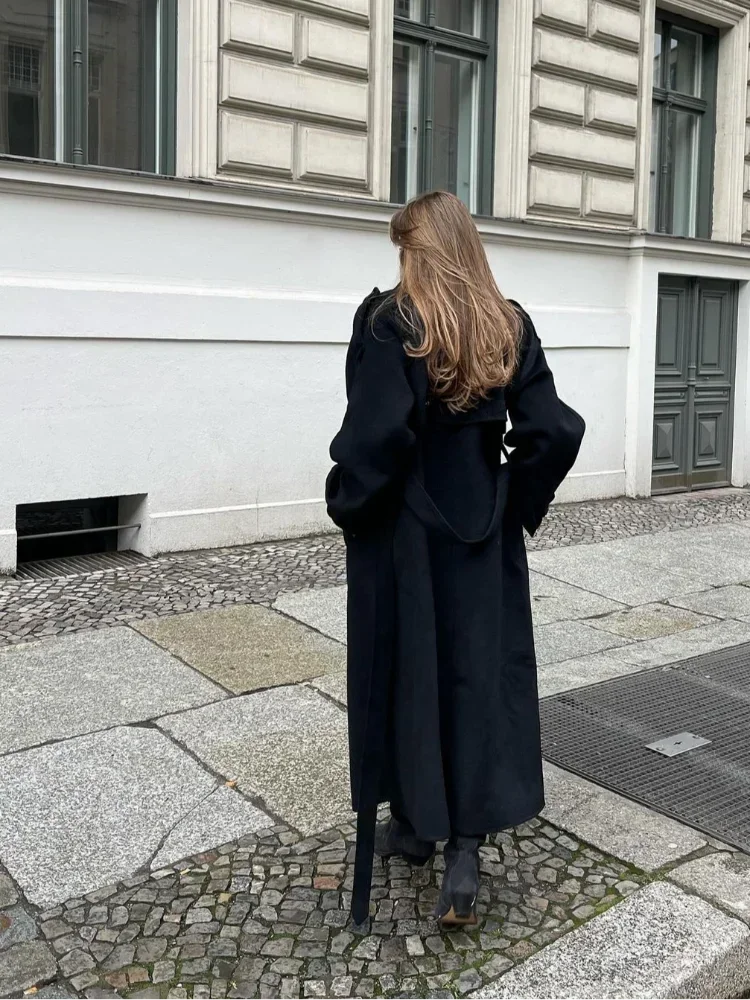 Well Tailored Jacket with a Graceful Silhouette