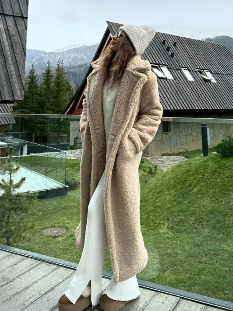Well Tailored Coat with a Graceful Silhouette