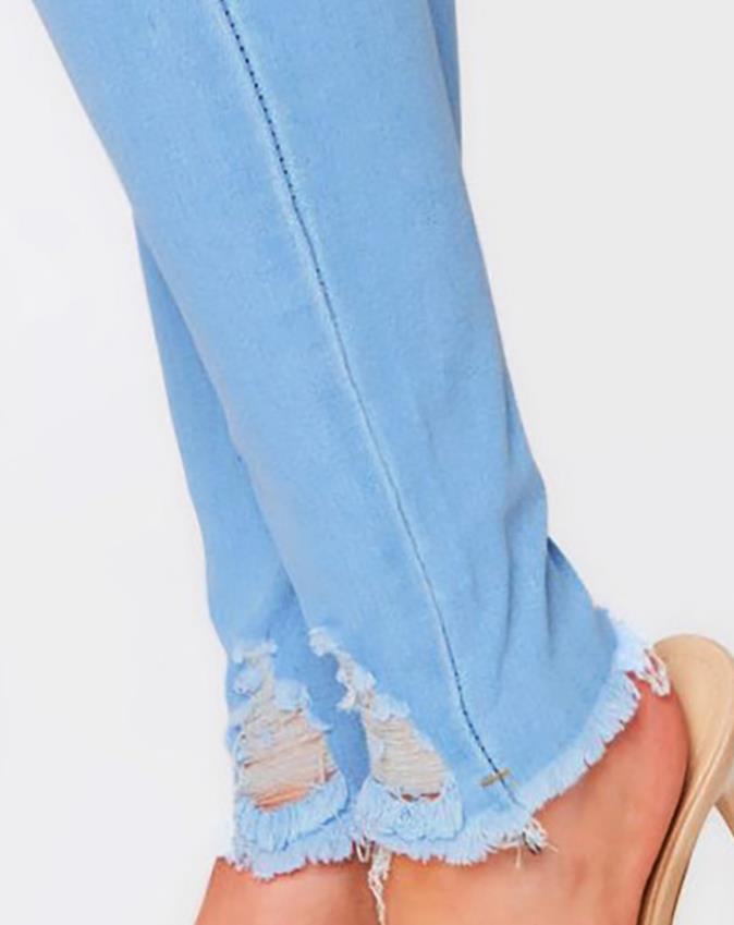 Well Tailored Trousers with a Graceful Silhouette