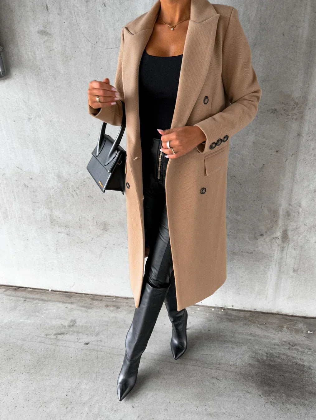 Effortlessly Elegant Coat with a Timeless Design