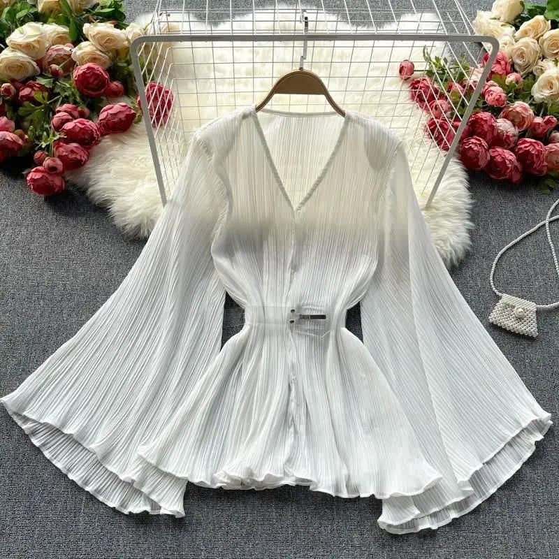 Effortlessly Elegant Blouse with a Timeless Design